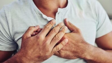 Een van de symptomen van thoracale osteochondrose is pijn op de borst